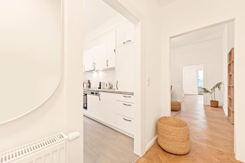Cozy Apartment In Quiet Location, Fast Train Station 100M Away, Contactless Check-In Wiedeń Zewnętrze zdjęcie