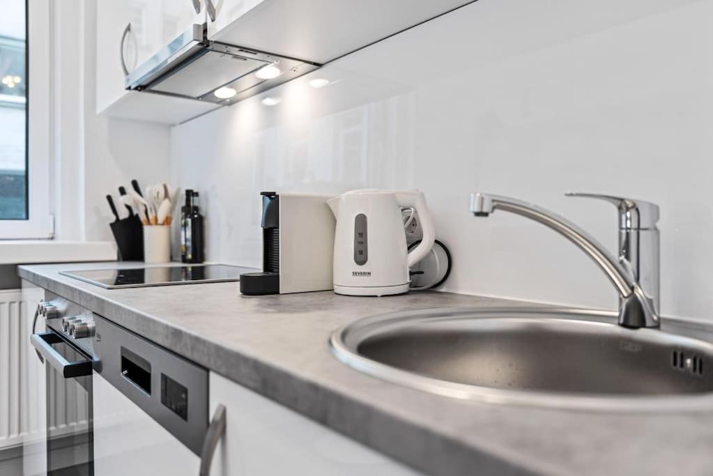 Cozy Apartment In Quiet Location, Fast Train Station 100M Away, Contactless Check-In Wiedeń Zewnętrze zdjęcie