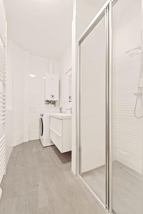 Cozy Apartment In Quiet Location, Fast Train Station 100M Away, Contactless Check-In Wiedeń Zewnętrze zdjęcie