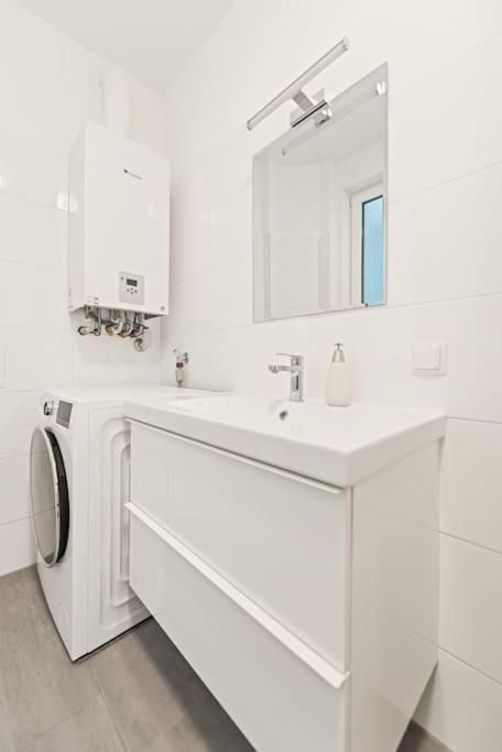 Cozy Apartment In Quiet Location, Fast Train Station 100M Away, Contactless Check-In Wiedeń Zewnętrze zdjęcie
