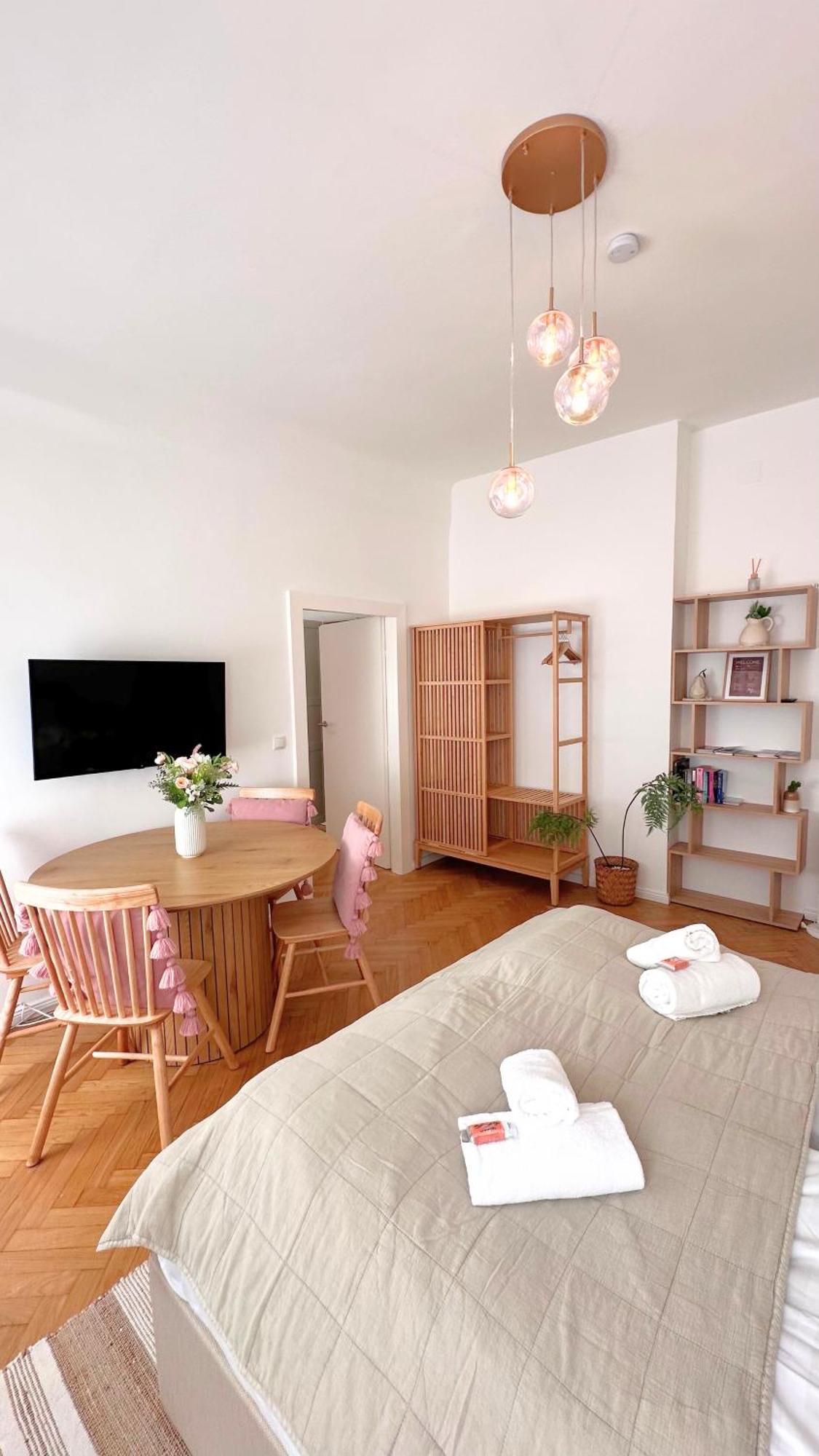 Cozy Apartment In Quiet Location, Fast Train Station 100M Away, Contactless Check-In Wiedeń Zewnętrze zdjęcie